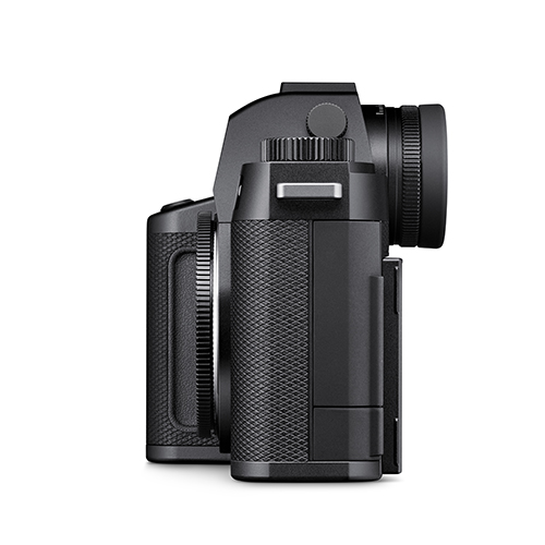 Linke Profilansicht der spiegellosen Leica SL3-P Systemkamera mit geschlossenen Schutzklappen für die professionellen Schnittstellen.
