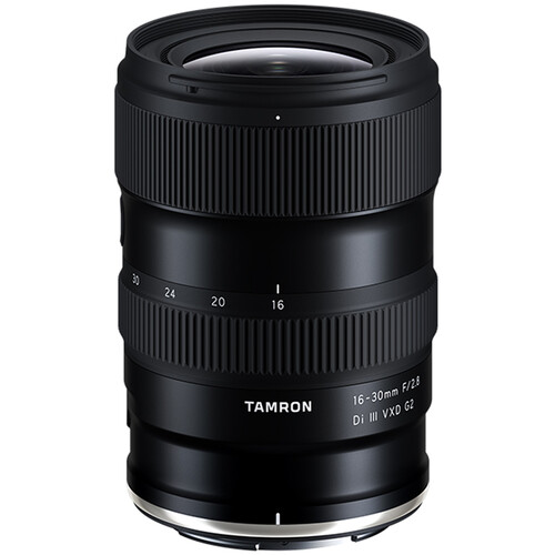 Tamron 16-30mm F2.8 G2 Objektiv für Nikon Z-Mount an spiegelloser Kamera befestigt, zeigt seine kompakte Bauweise.