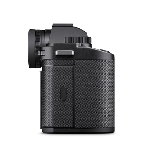 Leica SL3-P Vollformat-Systemkamera in der Seitenansicht mit Fokus auf den ergonomischen Handgriff und die strukturierte Belederung.