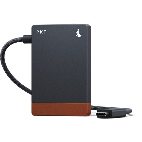 Angelbird CFexpress 2.0 Typ A Cardreader von schräg oben, zeigt den versenkten Solid Connect USB-C-Anschluss und die aktive Status-LED