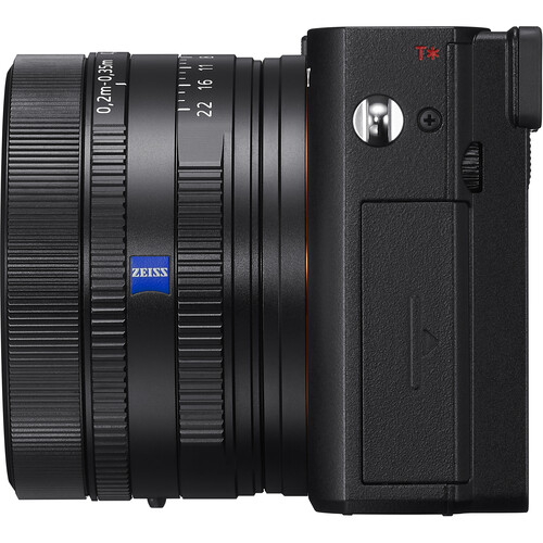 Sony RX1R III – Nahaufnahme des Objektivs mit Zeiss-Branding und Blendenring