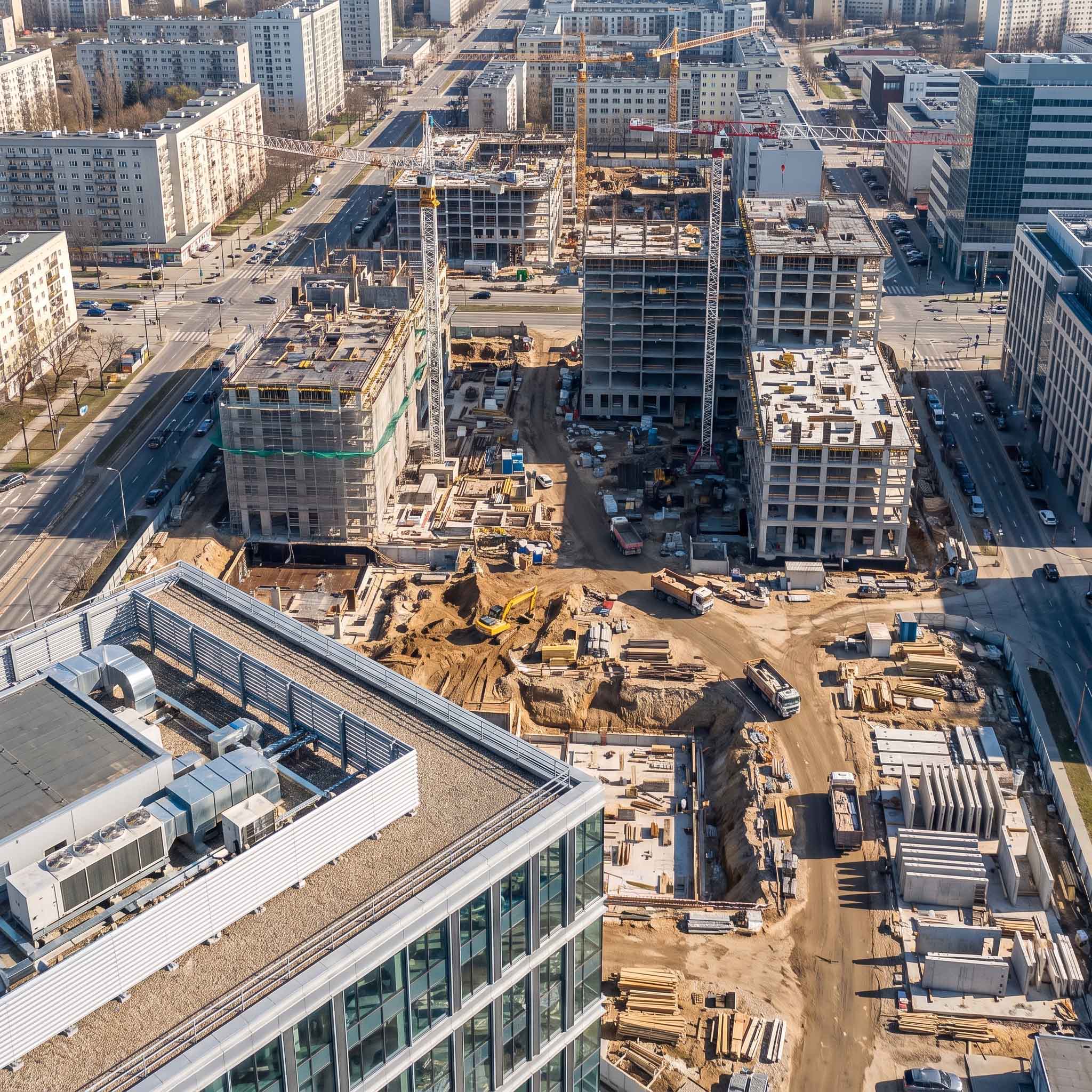 Drohnenaufnahme einer Baustelle und des Baufortschritts