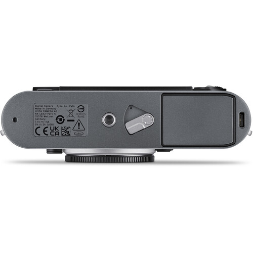 Bodenansicht der Leica M11-P Metallgrau 20071 mit Stativgewinde, Batteriefach, Typenschild und USB-C Anschluss.